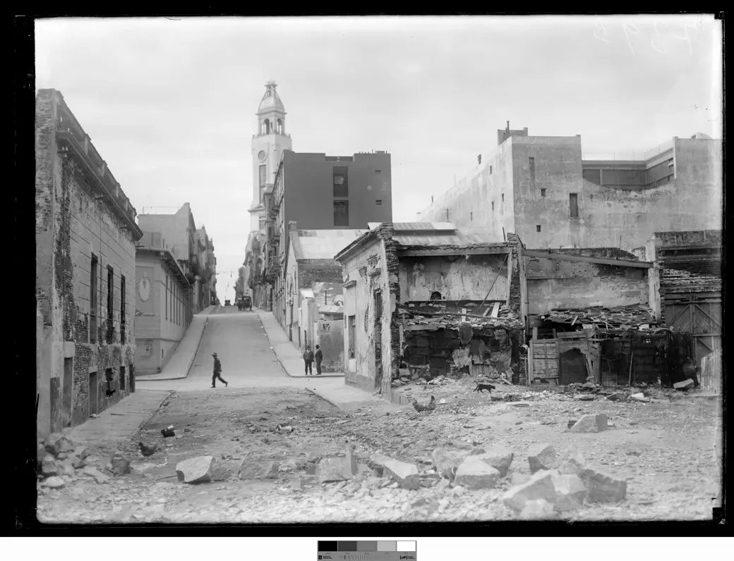 Historical photo, 1929: Misiones and Recinto streets during the demolition of El Bajo, with buildings half torn down and rubble in the roadway.