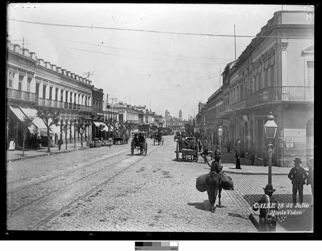 Historical photograph, 1895: Avenida 18 de Julio from the corner of today's Julio Herrera y Obes.
