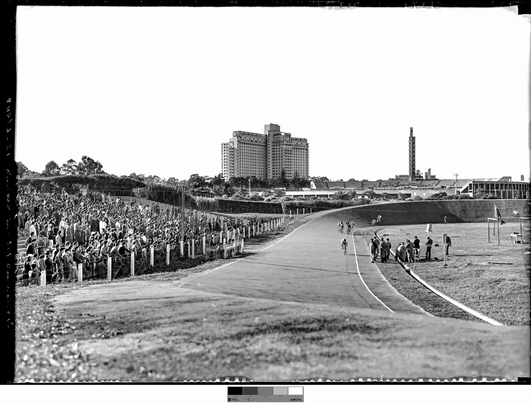 Historical photograph, 1948: the Velódromo Municipal in Parque Batlle, flanked by the Hospital de Clínicas, the Estadio Centenario and the Torre de los Homenajes.