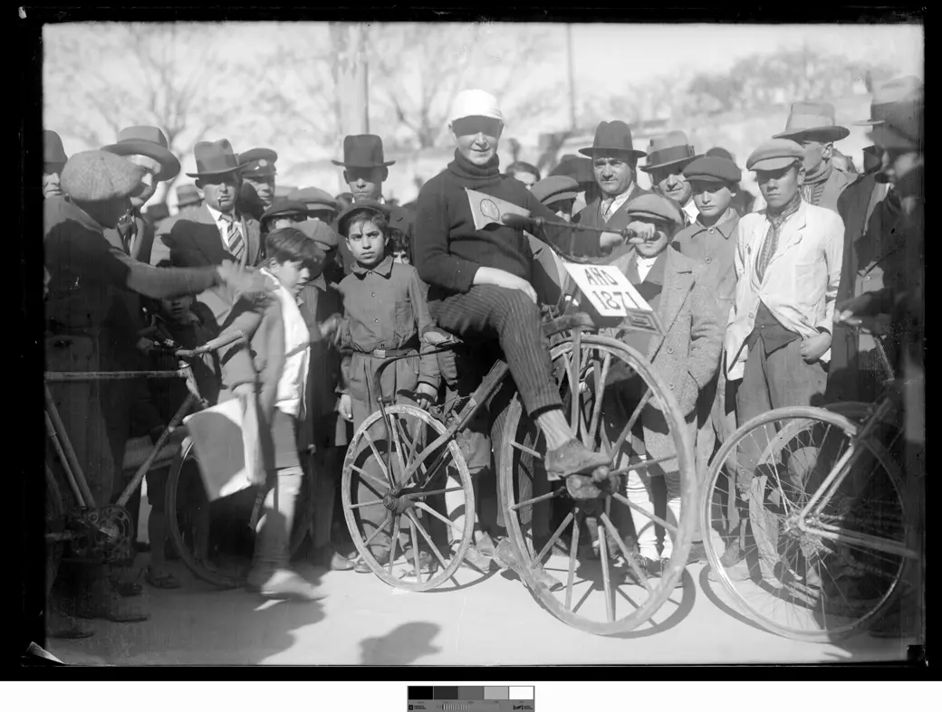 Historical photograph, 24 August 1930: a 'bicycle of the year 1871' shown as a relic at the Fiesta de la Locomoción.