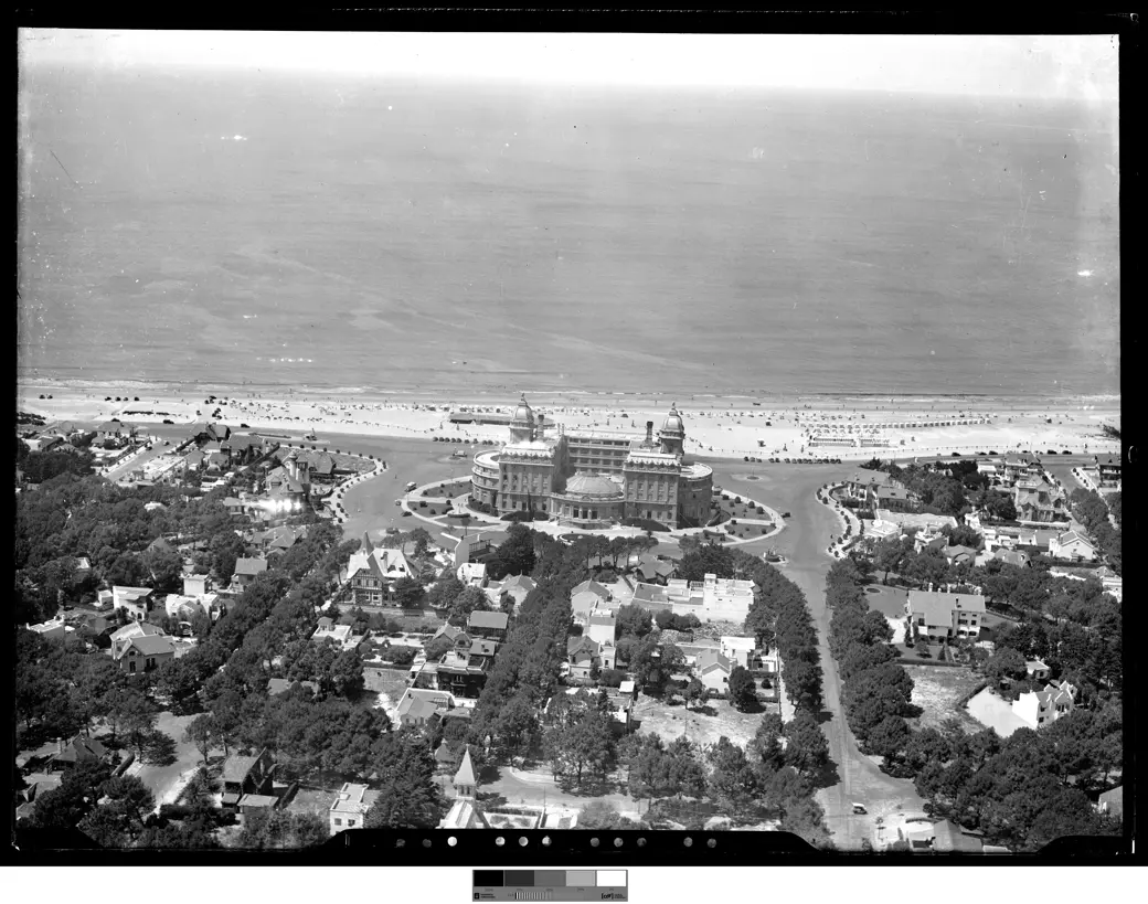 Historical photo, 1936: aerial view of the Carrasco balneario, with the Hotel Casino Carrasco at the centre of an elliptical plaza and tree-lined radial avenues, the neighbourhood already built up around it.