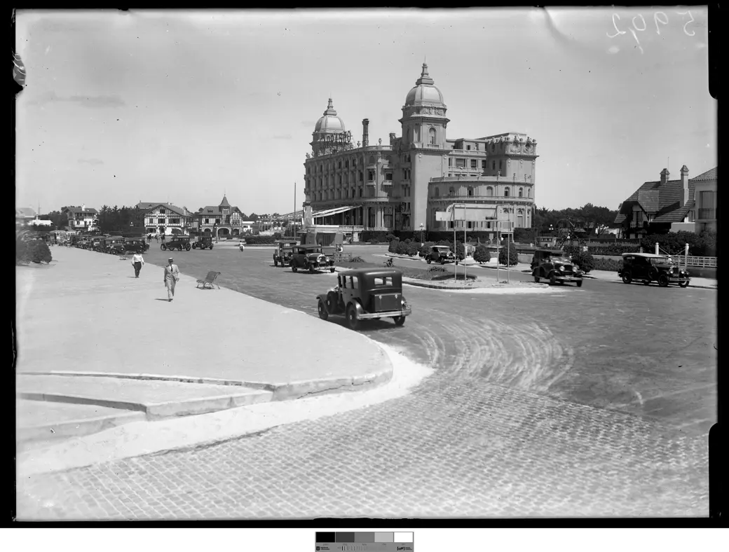 Historical photo, 1933: the paved Rambla República de México with a dozen period automobiles and streetlamps, buildings flanking the Hotel Carrasco.