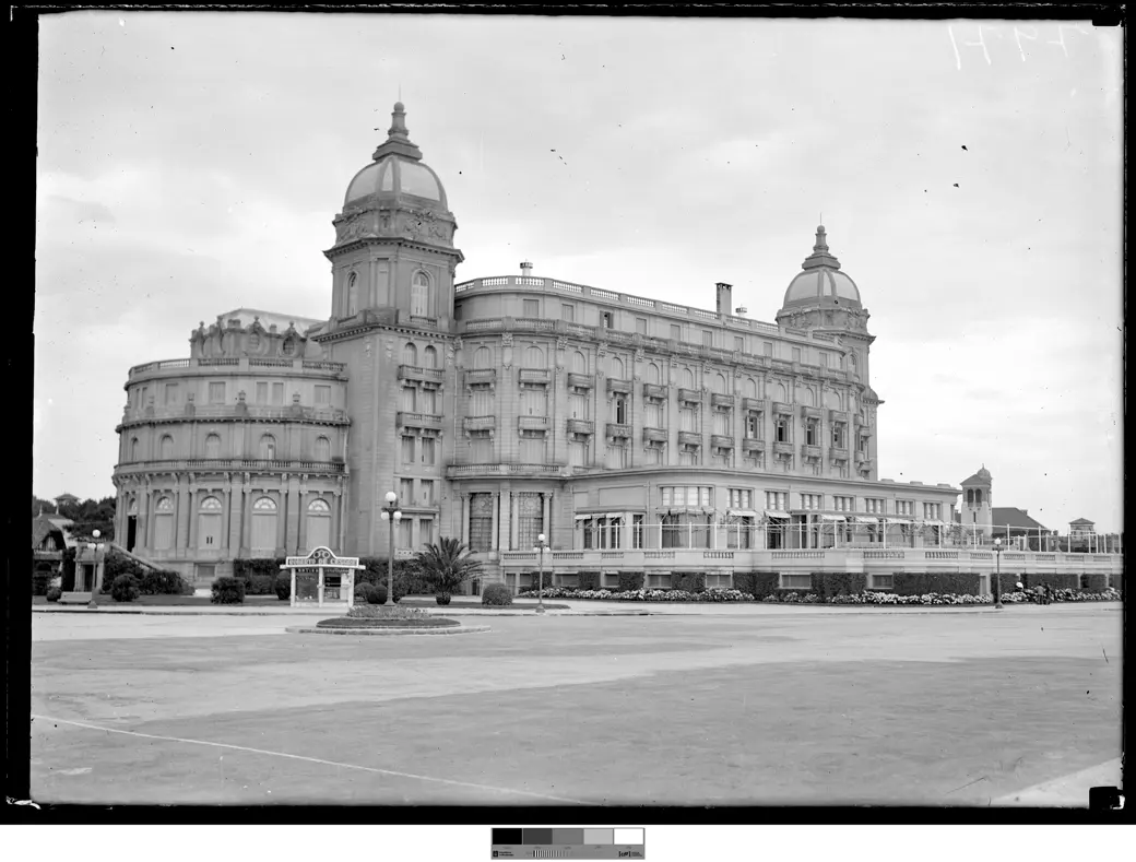 Historical photo, 1943: the Hotel Carrasco with mature gardens, clipped formal hedges and a landscaped rambla forecourt.