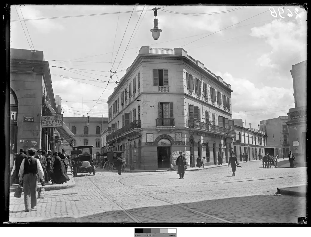 Historical photo, 1915: the crossing of Piedras, Yacaré and Pérez Castellano, with the café-bar La Proa at centre and the Mercado del Puerto at left.
