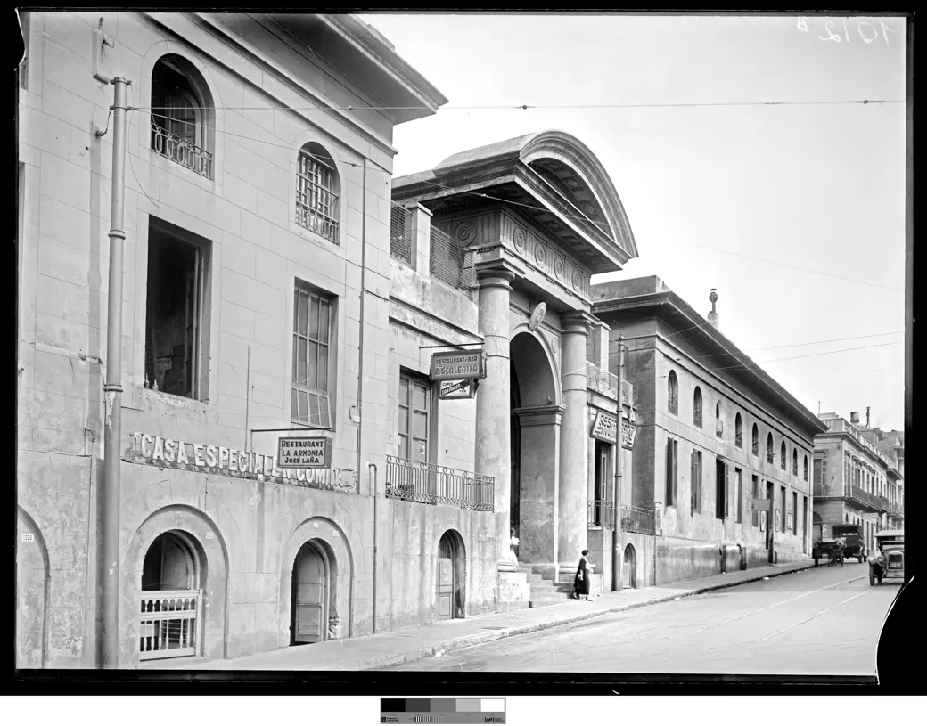Historical photo, circa 1930: the Mercado Central de Montevideo on Calle Ciudadela, its masonry-and-arch façade.