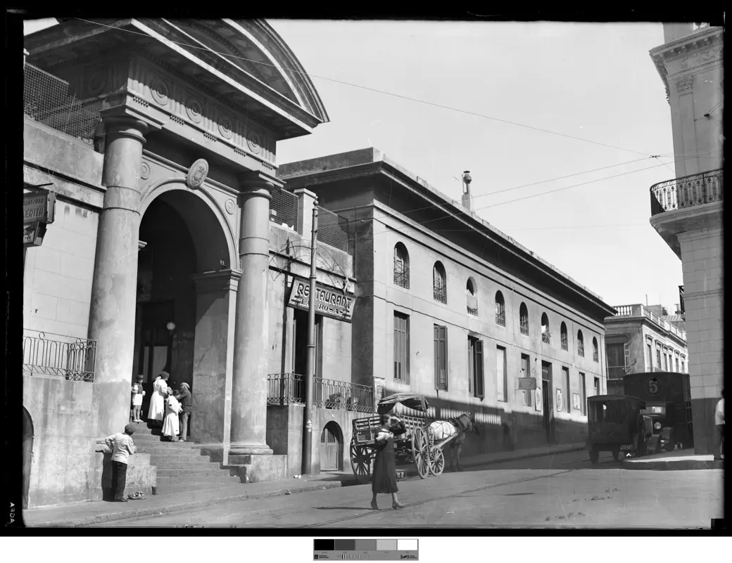 Historical photo, circa 1940: the Mercado Central de Montevideo at Calle Ciudadela and Reconquista, with everyday life outside its entrance.
