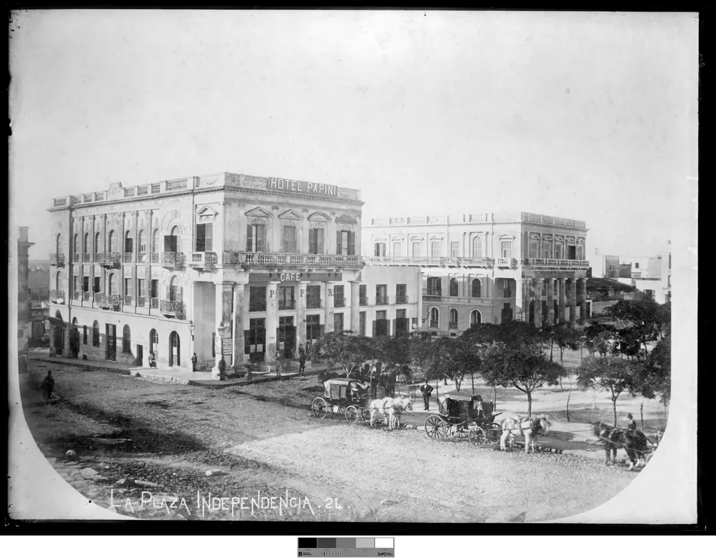Historical photo, circa 1880: Plaza Independencia unpaved, with several horse-drawn carriages and the Hotel Papini in the background.