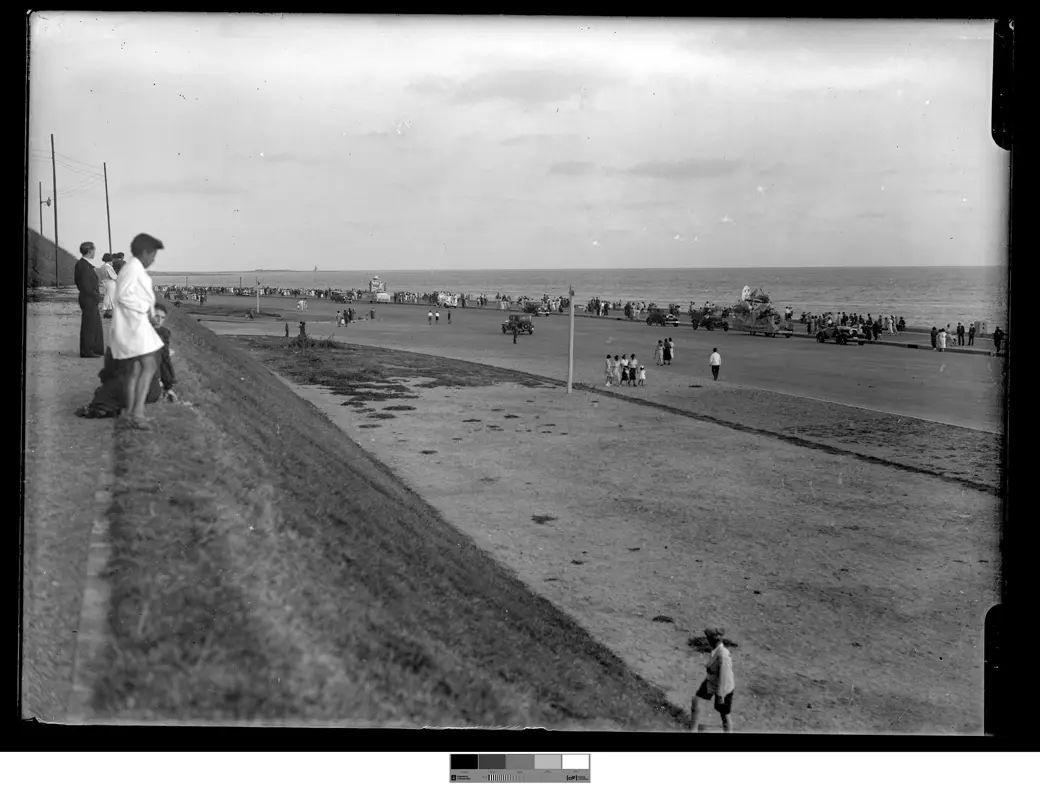 Historical photo, 1935: the finished Rambla República Argentina by the Cementerio Central, with walkers and period cars.