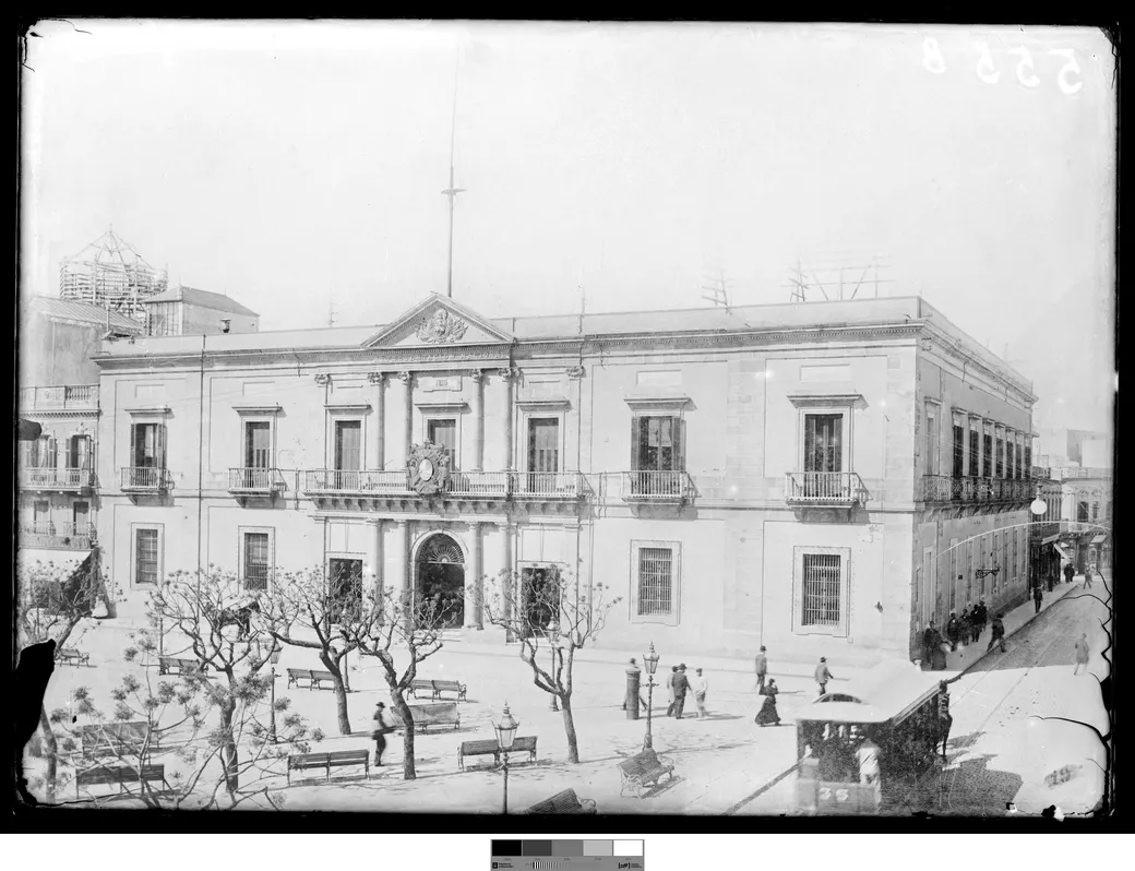 Historical photo, 1895: the Cabildo and Plaza Constitución from the corner of Juan Carlos Gómez and Sarandí, with horses and tram equipment.