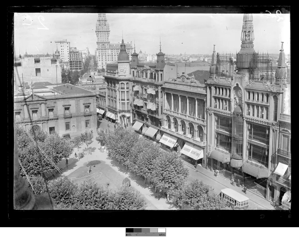 Historical photo, c. 1928: the same corner of Juan Carlos Gómez and Sarandí, with the Grand Hotel Lanata, Club Uruguay and the Corralejo store.