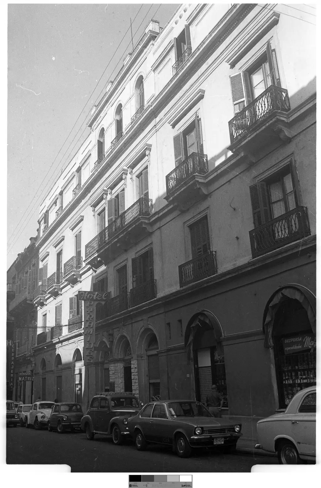 Historical photo, c. 1979: Sarandí at Ituzaingó, cars parked bumper to bumper outside the Hotel Pyramides.